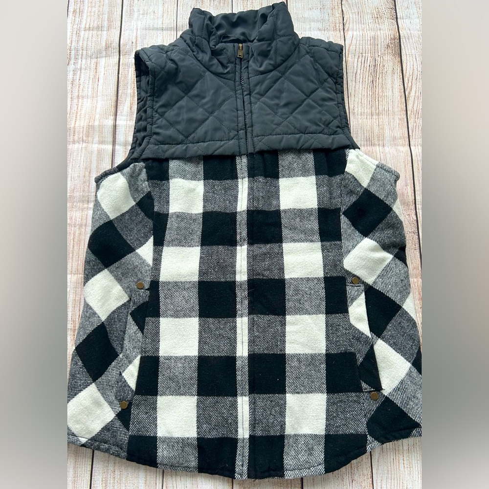 Maurice’s Black/White Flannel Print Full Zip Vest - Picture 1 of 5